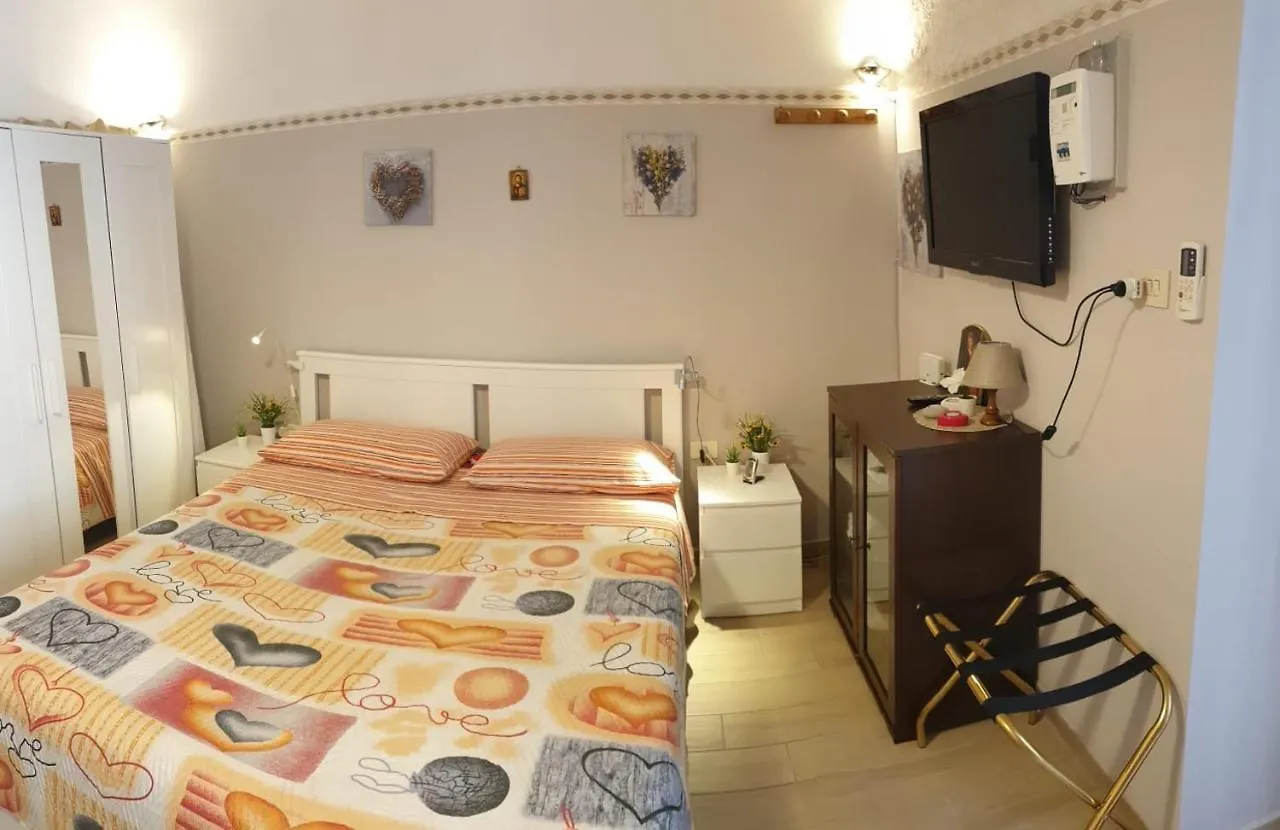 Giovanni S Little House Katania 0*,
